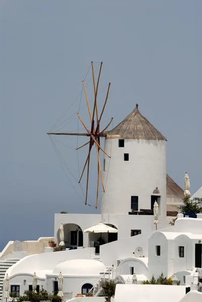 Mulino a vento tradizionale a Santorini, Grecia — Foto Stock