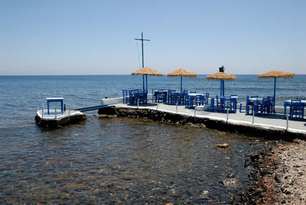 在希腊圣托里尼岛的海滩上的露台餐厅 — 图库照片