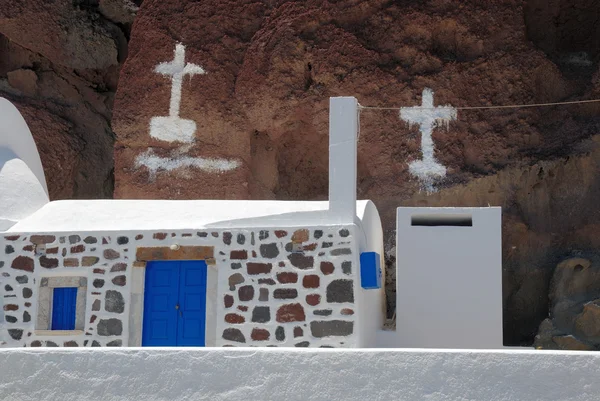 Haus und gemalte Kreuze auf dem Felsen, Griechenland — Stockfoto
