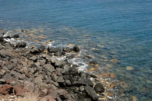 Skaliste wybrzeże w santorini, Grecja — Zdjęcie stockowe