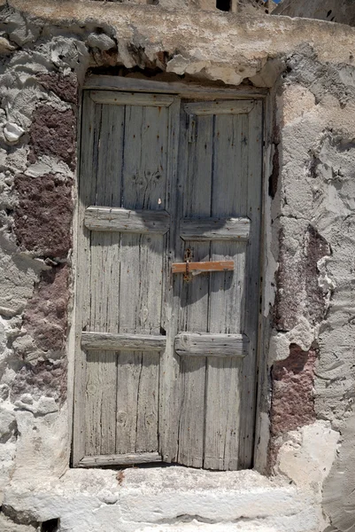 Puerta vieja y gruñona en Santorini, Grecia — Foto de Stock