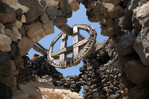 Houten tandwiel van een windmolen ruïne in Griekenland — Stockfoto