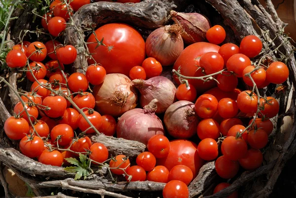 Taze domates ve soğan piyasası santorini, Yunanistan — Stok fotoğraf