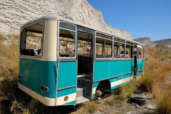 Oude verlaten bus in santorini, Griekenland — Stockfoto