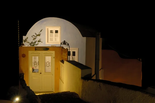 Hus i santorini upplyst på natten, Grekland — Stockfoto