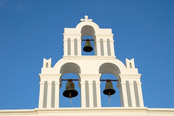Klokkentoren van een kerk in santorini, Griekenland — Stockfoto