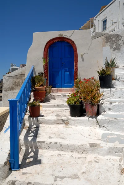 Niebieskie drzwi w thira santorini Grecja — Zdjęcie stockowe