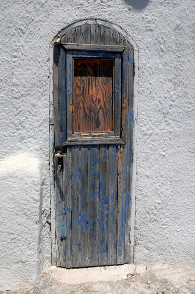 Puerta vieja y gruñona en Santorini, Grecia — Foto de Stock