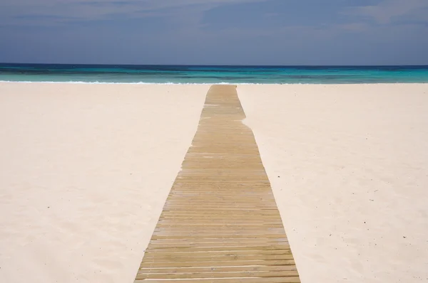 Dřevěné chůze na pláž, fuerteventura, Španělsko木制步行上海滩、 富埃特文图拉，西班牙 — 图库照片