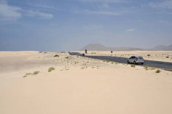 Road throw the Dunes at Corralejo, Fuerteventura Espanha — Fotografia de Stock