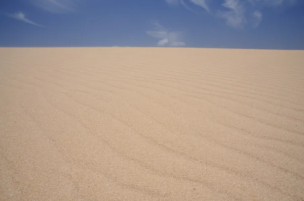 Dune e cielo alle Canarie Fuerteventura. Ottimo per sfondo e t — Foto Stock