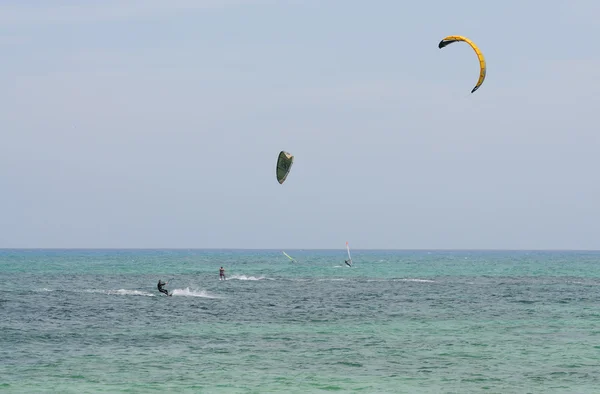 Kite surfer op de Canarische eiland fuerteventura, Spanje — Stockfoto