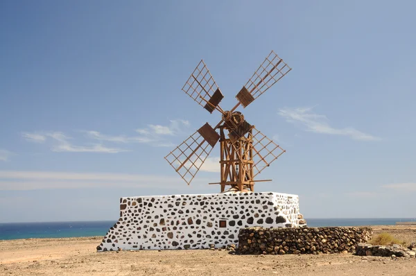 Tradiční větrný mlýn na Kanárské ostrov fuerteventura, Španělsko — Stock fotografie