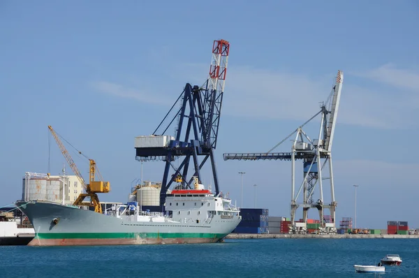 Грузовое судно в промышленном порту — стоковое фото