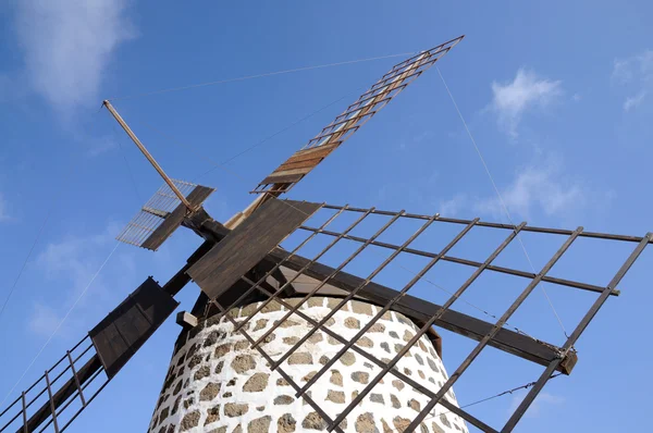 Molino de viento tradicional en Islas Canarias Fuerteventura, España — Foto de Stock