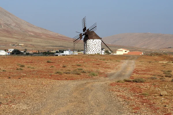 Větrný mlýn v la oliva na Kanárské ostrov fuerteventura — Stock fotografie