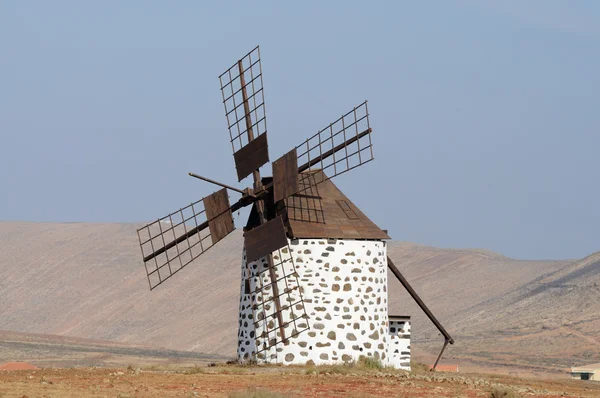 Moinho de vento tradicional na ilha de Canary Fuerteventura — Fotografia de Stock