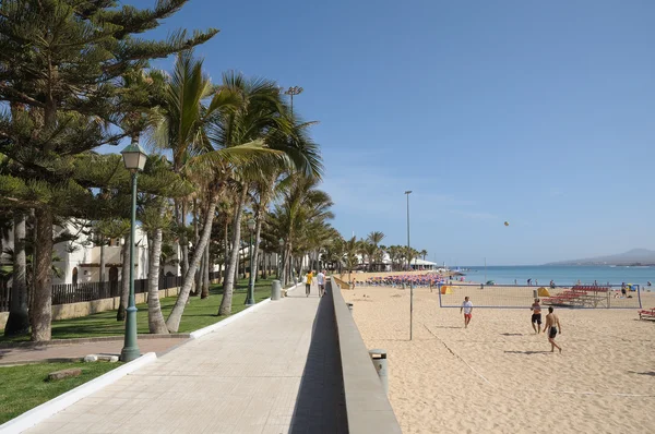 Promenade und Strand in caleta de fuste, fuerteventura — Stockfoto
