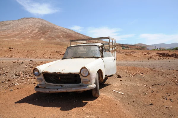 Opuszczony stary odbioru samochodu na fuerteventura — Zdjęcie stockowe