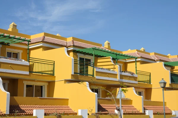 Apartamentos de férias típicos em Caleta de Fuste, Fuerteventura Espanha — Fotografia de Stock