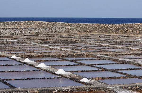 Parowanie soli stawów w pobliżu caleta de fuste na Kanaryjskie wyspy fuerteventura, — Zdjęcie stockowe