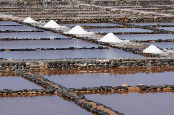 Traditionele zoutoplossing in de buurt van caleta de fuste op Canarische eiland fuerteventura, spa — Stockfoto