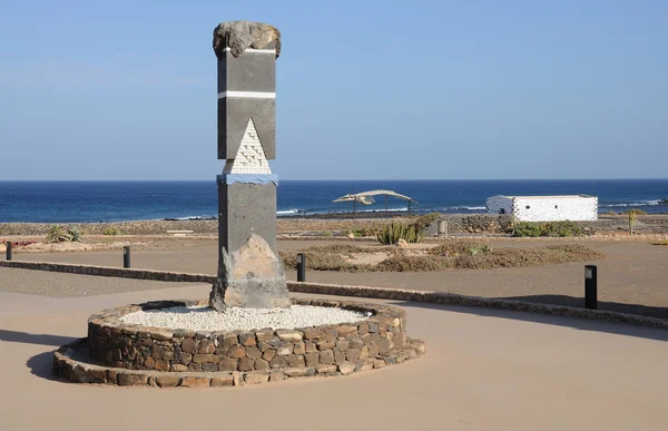 Traditionella saltlösning och val skelett, fuerteventura — Stockfoto