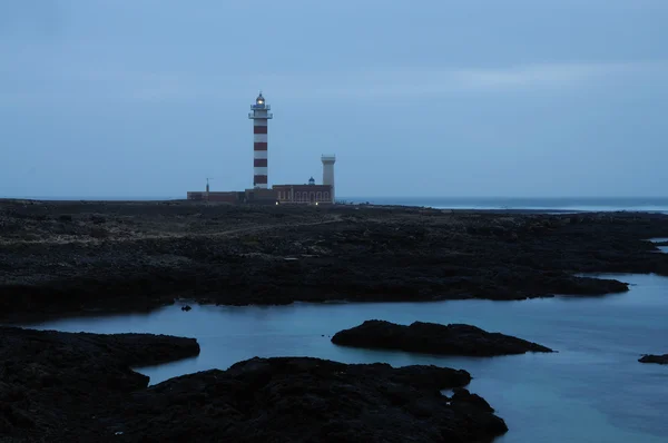Majáku faro el toston za soumraku. Kanárské ostrova fuerteventura, Španělsko — Stock fotografie