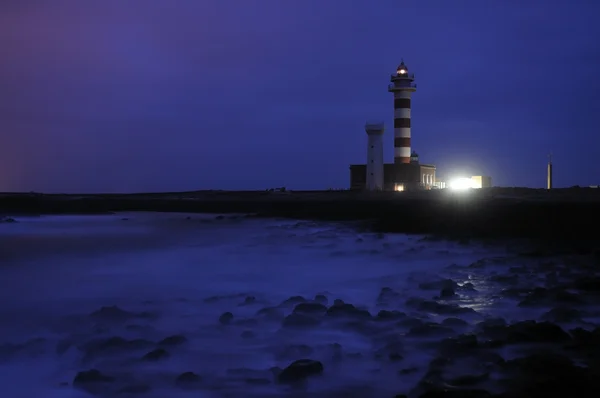 灯台ファロ エル toston 夜に。カナリア島フエルテベントゥラ島スペイン — ストック写真