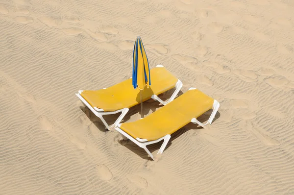 Sunlounger på stranden — Stockfoto