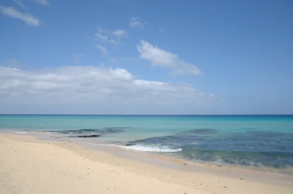 Bella spiaggia vuota sull'isola delle Canarie Fuerteventura — Foto Stock
