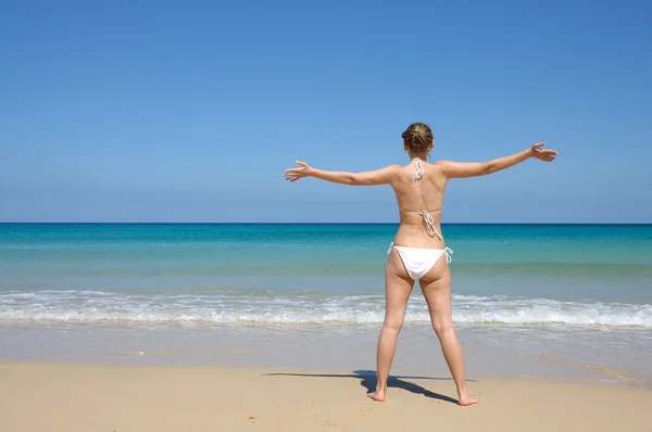 Junge Frau genießt den Strand — Stockfoto