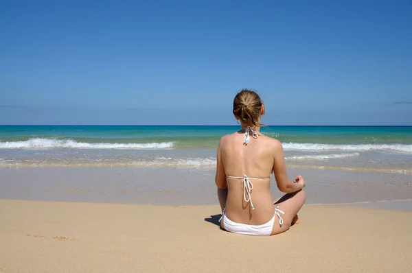 Méditation de la jeune femme sur la plage — Photo