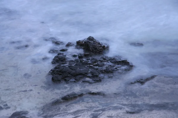 Roca en el oleaje, costa del océano Atlántico — Foto de Stock