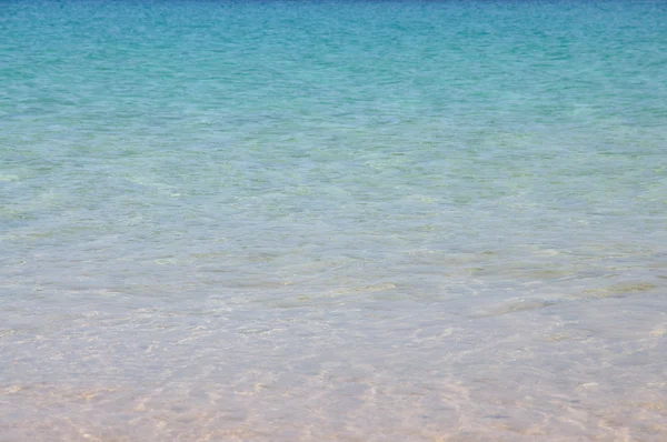 Голубая вода на побережье Канарского острова Фуэртевентура, Испания — стоковое фото