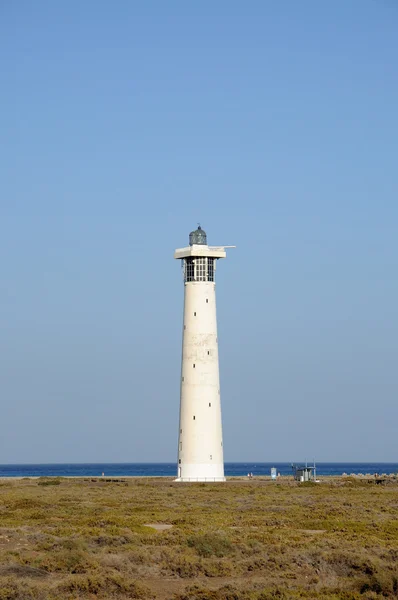 灯塔在汉迪亚海滩、 富埃特文图拉黒い森でキャンプ場 — 图库照片