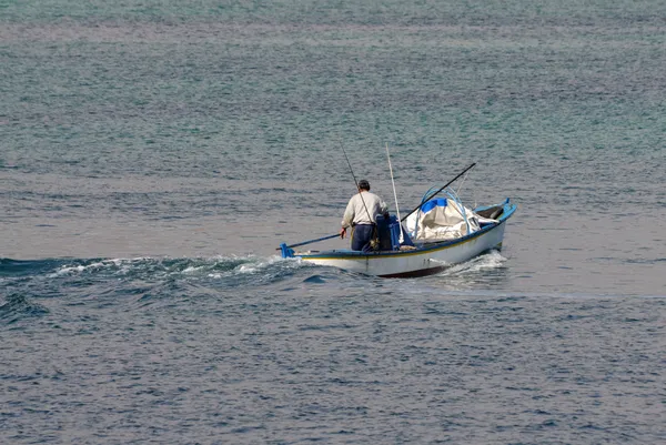 Pescador en un pequeño barco . —  Fotos de Stock