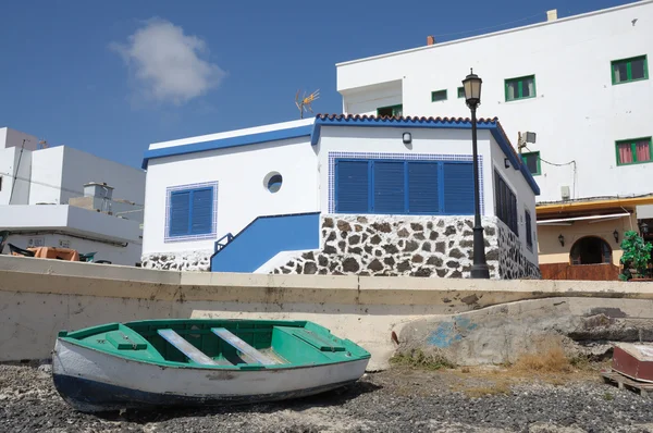 Roddbåt på stranden i corralejo, kanariska ön fuerteventura, Spanien — Stockfoto