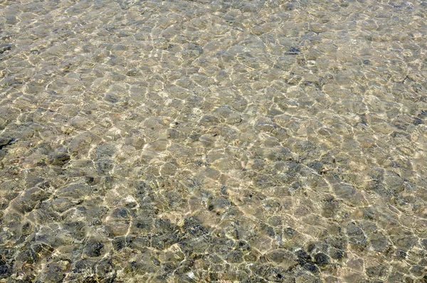 Reflecties in het water op vulkanische strand van fuerteventura, Canarische eilanden — Stockfoto