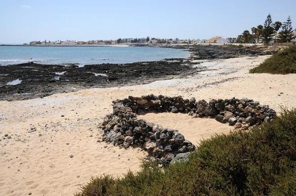 Strand in de buurt van stad corralejo, Canarische eiland fuerteventura — Stockfoto