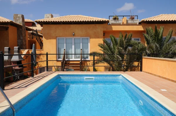 Літній відпочинок апартаменти з басейном, Іспанія — стокове фото