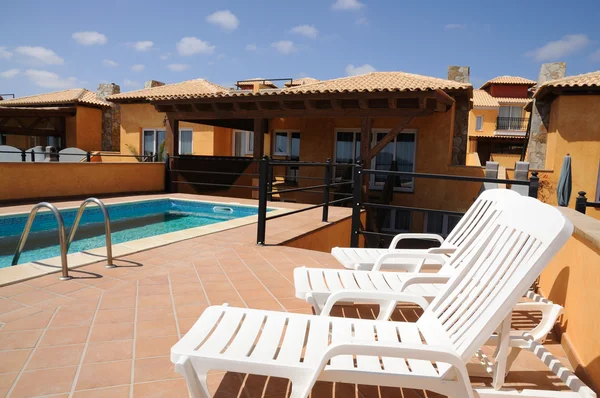Apartamentos de férias com piscina, Espanha — Fotografia de Stock
