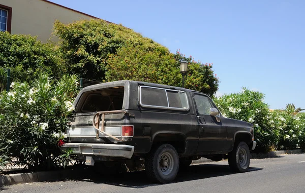 Velho jipe americano estacionado na estrada — Fotografia de Stock