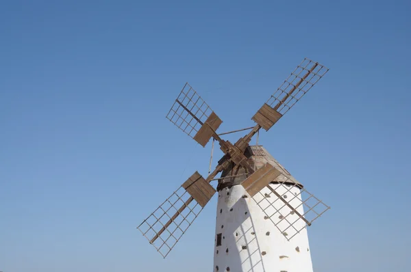 Traditionell väderkvarn på canary ön fuerteventura, Spanien — Stockfoto