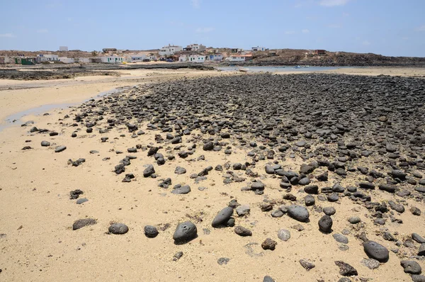 Schwarze vulkanische Steine auf der kanarischen Insel Fuerteventura, Spanien — Stockfoto
