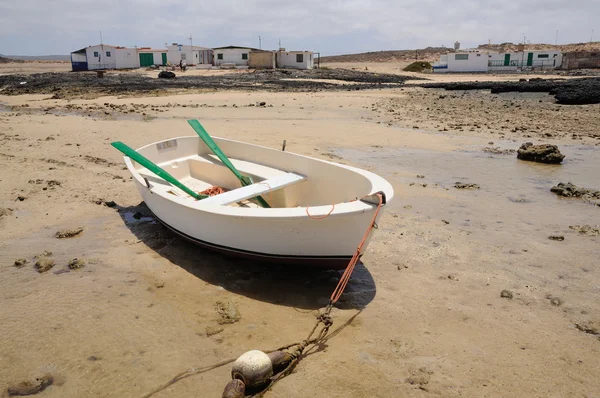 Fischerboot und Dorf auf der kanarischen Insel fuerteventura, Spanien — Stockfoto