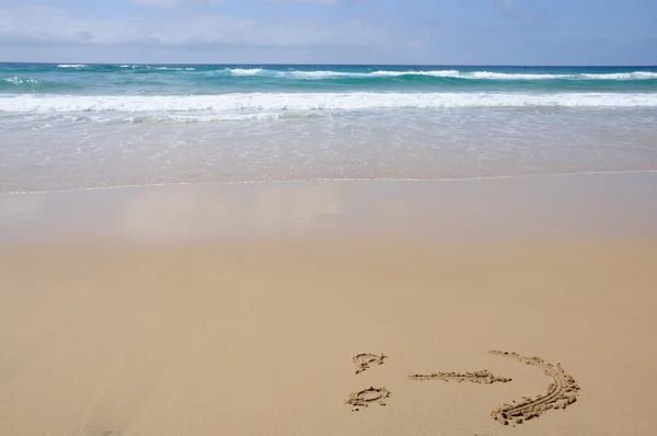 Símbolo sorridente na bela praia tropical — Fotografia de Stock