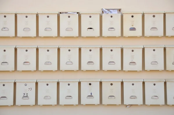 Postboxes op de muur op een appartement huis — Stockfoto