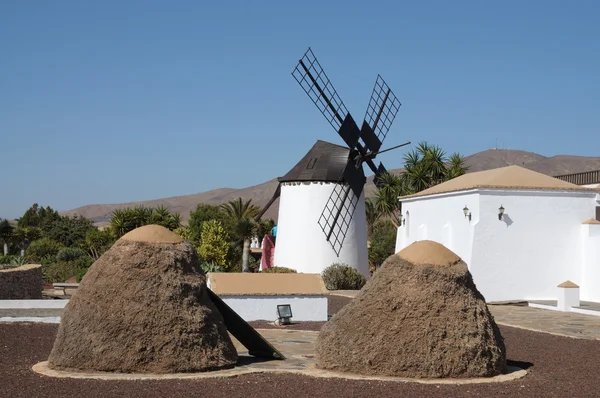 Hagyományos szélmalom a Kanári sziget fuerteventura, Spanyolország — Stock Fotó