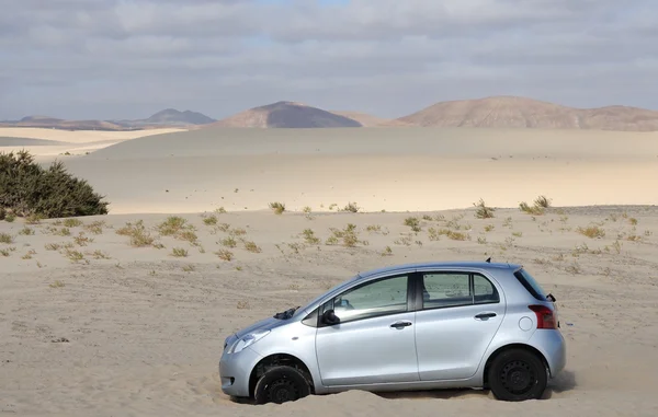 Auto steckt im Sand fest, Kanarische Insel Fuerteventura, Spanien — Stockfoto